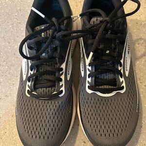 Brooks Black Athletic Shoes with Mesh Upper and Cushioned Sole